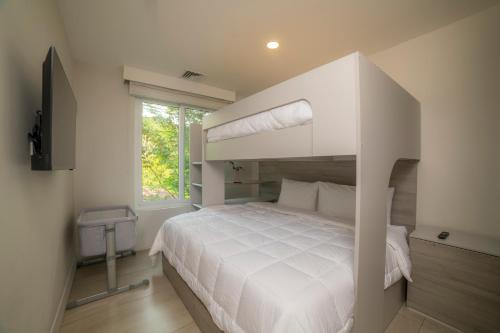 En eller flere senge i et værelse på Miramar 5D 3 bdr Ocean View in Los Suenos