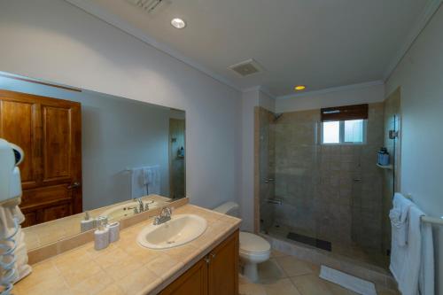 een badkamer met wastafel, douche en toilet bij Del Mar 3C 3 bdr Ocean View in Los Suenos in Herradura
