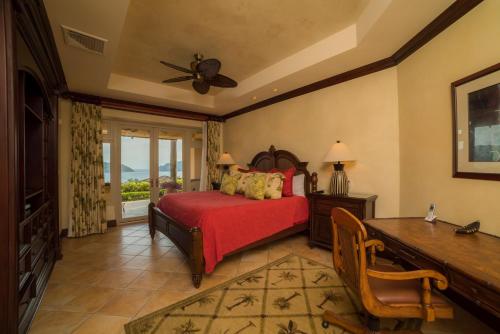 En eller flere senge i et værelse på Marbella 1E 3 bdr Ocean View in Los Suenos