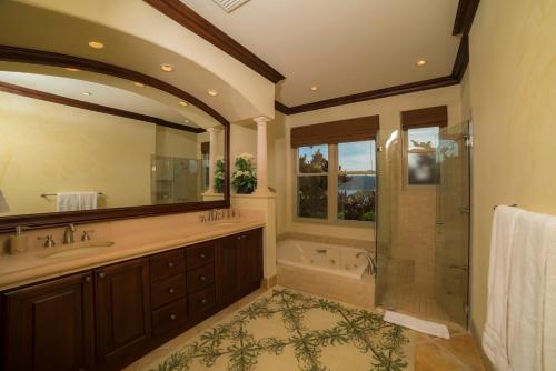 Et badeværelse på Marbella 1E 3 bdr Ocean View in Los Suenos