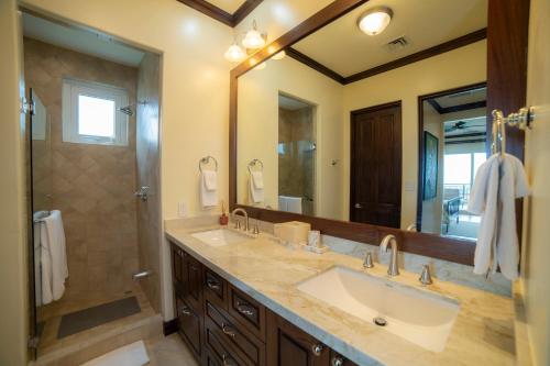 Et badeværelse på AltaVista 5A 3 bdr Ocean View in Los Suenos