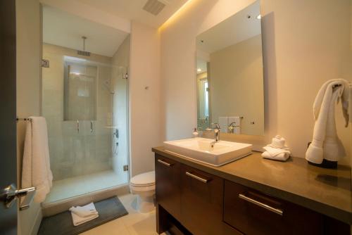 ein Badezimmer mit Waschbecken, Toilette und Dusche in der Unterkunft Montecielo 3E 3bdrs ocean view in Los Suenos in Herradura