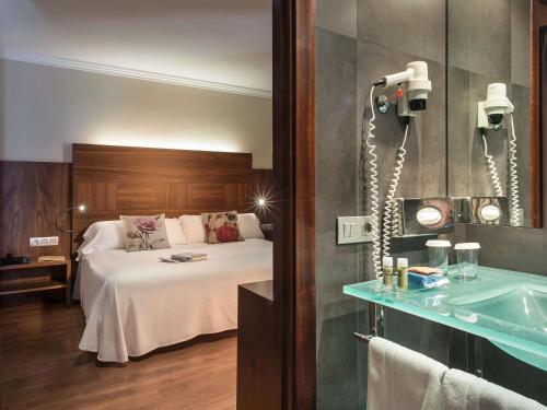 een hotelkamer met een bed en een badkamer bij Ibis Styles Figueres Ronda in Figueres
