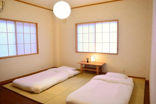 宫崎結-musubi-的有两张床的房间有两扇窗户