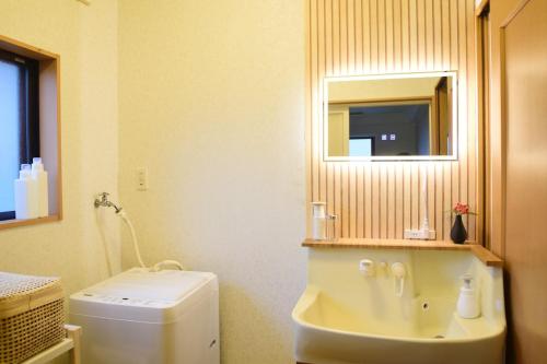 宫崎結-musubi-的配有马桶、镜子和水槽的浴室