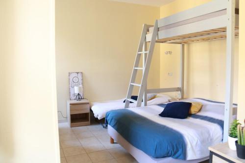 Postel nebo postele na pokoji v ubytování La loge des Hermones