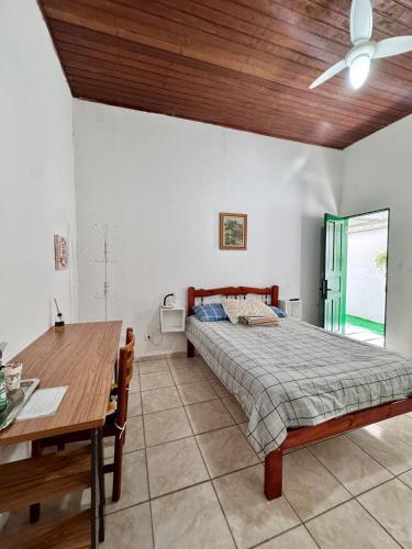 een slaapkamer met een bed en een houten plafond bij Suíte 2 Completa - Wi-Fi e Netflix in Jundiaí