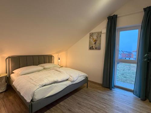 Postel nebo postele na pokoji v ubytování Perfekt für 2-4! Küche Garage Flughafen Nespresso