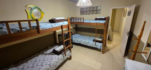 En eller flere senge i et værelse på Casa à beira mar de Maragogi com 4 quartos, 4 banheiros e Área Verde