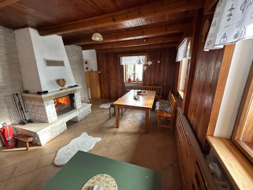 einen Blick über das Wohnzimmer mit Kamin in der Unterkunft Summit Chalet Ždiar in Ždiar