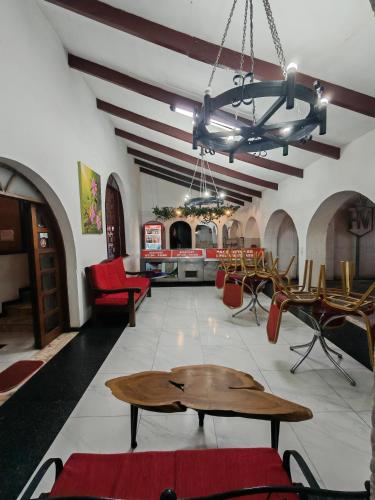 een woonkamer met een tafel en stoelen in een kamer bij Hotel lider in Santa Cruz de la Sierra
