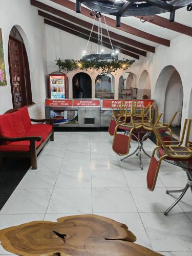 een woonkamer met stoelen en een tafel in een kamer bij Hotel lider in Santa Cruz de la Sierra