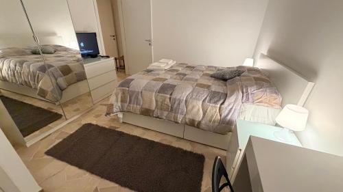 een slaapkamer met twee bedden en een spiegel bij Casa Alisella in Milaan
