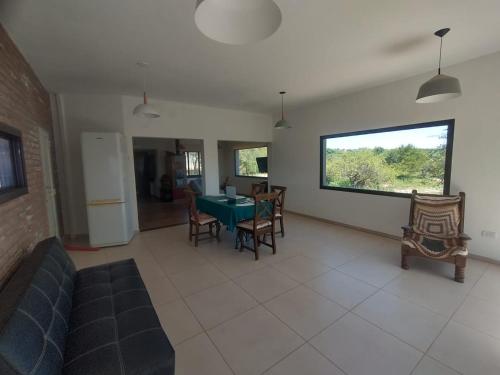 ein Wohnzimmer mit einem grünen Tisch und Stühlen in der Unterkunft Casa moderna con pileta in Bialet Massé