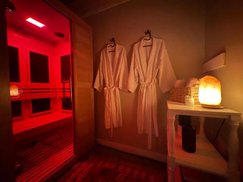 een kamer met twee jurken aan een muur bij Walking Distance to the Beach Cabin with AC in Arrowhead Lake