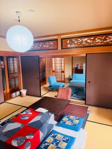 a living room with a couch and a table at 五縁箱 in Hannan