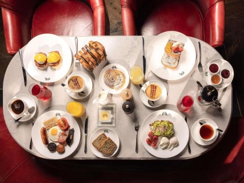 ein Tisch mit vielen Tellern voller Essen in der Unterkunft Carton House A Fairmont Managed hotel in Maynooth