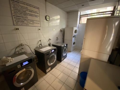 een badkamer met twee wasmachines en een koelkast bij Providencia LSL in Santiago