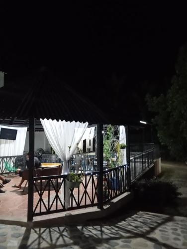 Een paviljoen met een wit dak in een tuin 's nachts. bij Narü extremo in Utica