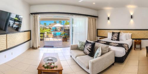 a hotel room with a bed and a couch at Resort Tava'e in Amuri