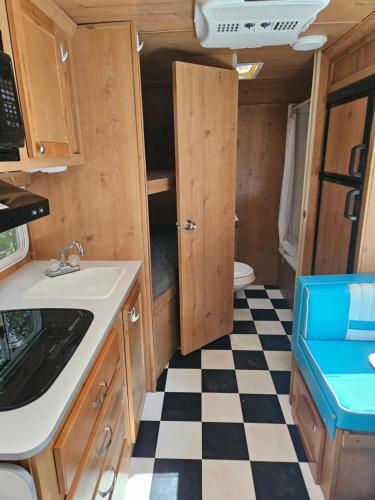 una cucina per camper con pavimento a scacchi di Gold Rush Historical Resort a Sonora