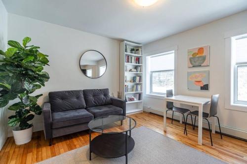 Et opholdsområde på Gorgeous & Sunny Executive Suite AC, Unit #2