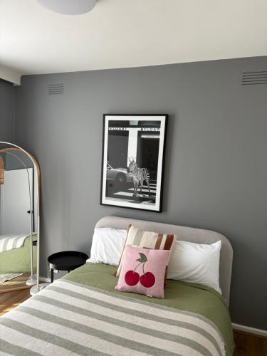 une chambre avec un lit et une image de zèbre dans l'établissement Monee apartment, à Melbourne