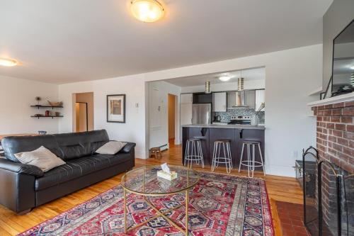 een woonkamer met een bank en een glazen tafel bij Beautiful & Spacious Apt AC, Unit #1 in Halifax