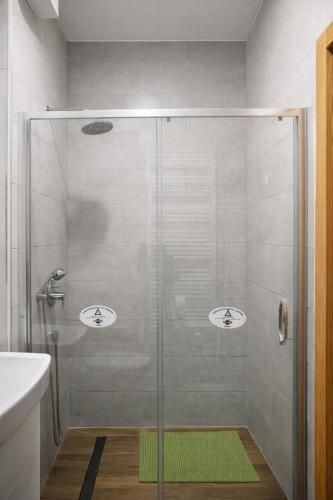 a shower with a glass door in a bathroom at Mountain View -ski & mountain retreat, Apartment 01 PRIZEMLJE u Premium objektu in Jahorina