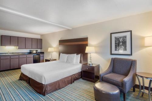 een hotelkamer met een bed en een stoel bij Best Western Alderwood in Lynnwood