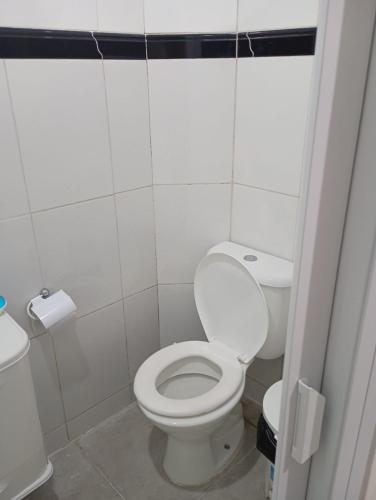 een witte badkamer met een toilet en een wastafel bij Marreal in Arraial do Cabo