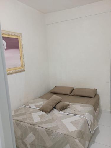 een bed met twee kussens erop in een kamer bij Marreal in Arraial do Cabo