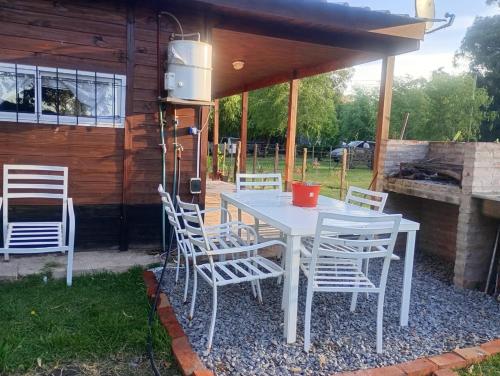 un tavolo bianco e sedie davanti a una cabina di Lilemar a Miramar