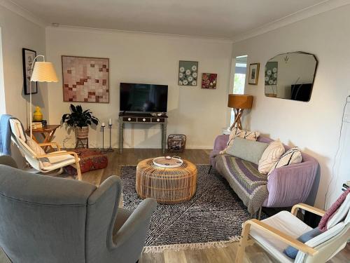 Afbeelding uit fotogalerij van Colourful & quirky home in Snake Island