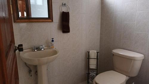 维多利亚城Residencia completa 2 recamaras para 4 con cochera的一间带马桶和洗手池的小浴室