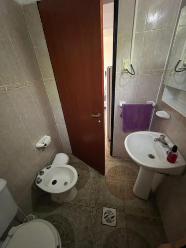 ein Badezimmer mit Toilette und Waschbecken in der Unterkunft Único loft con pileta cerca de Villa Carlos Paz in San Antonio de Arredondo