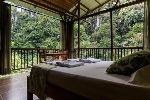 En eller flere senge i et værelse på Rio Claro Reserva Natural