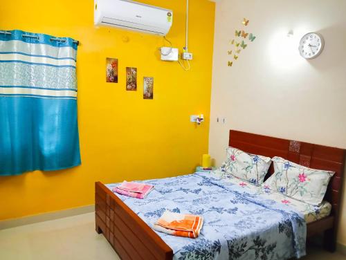 En eller flere senge i et værelse på JAS HOMESTAY MADURAi