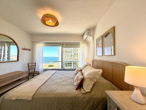 Een bed of bedden in een kamer bij Apto Punta del Este stop 4 playa brava