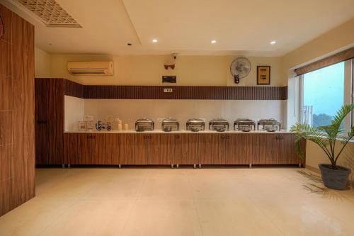 Cette chambre dispose d'une cuisine avec une horloge murale. dans l'établissement Pax Hotel Welcome Inn Opp Railway Station, à Amritsar