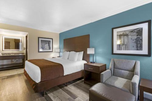 Giường trong phòng chung tại Best Western InnSuites Tucson Foothills Hotel & Suites