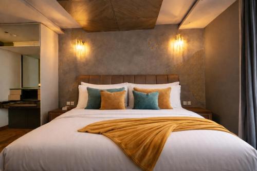 En eller flere senge i et værelse på Presidential One Bedroom Suite-Gold Crest Mall DHA Lahore Phase 4