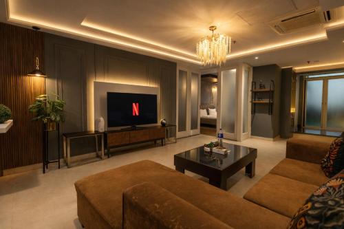 Et tv og/eller underholdning på Presidential One Bedroom Suite-Gold Crest Mall DHA Lahore Phase 4