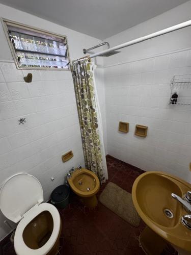 une salle de bains avec toilettes et lavabo dans l'établissement La Chuña, à Villa Los Aromos