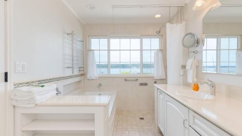 Et badeværelse på Colonial Bluff House Above the Sea by AvantStay