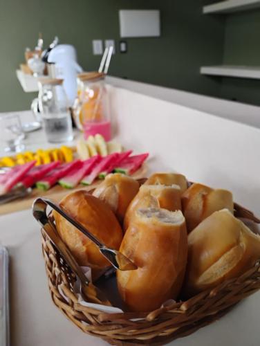 un cesto di cibo seduto su un ripiano di Arraia Suítes Pousada a Pipa