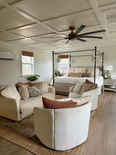 una camera da letto con due divani e un letto con ventilatore a soffitto di The Wing - luxurious king suite tiny studio home! a Eureka Springs