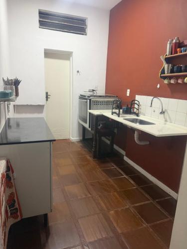 une cuisine avec un évier et une cuisinière dans l'établissement Casa Paraíso Verde, à Petrópolis