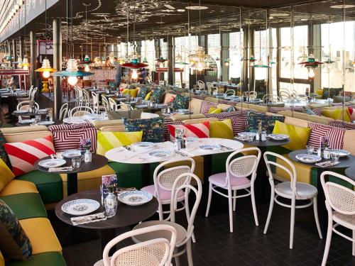 En restaurant eller et andet spisested på Mama Shelter Rennes