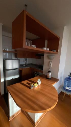 una cucina con tavolo in legno di Departamento tauro a Santiago